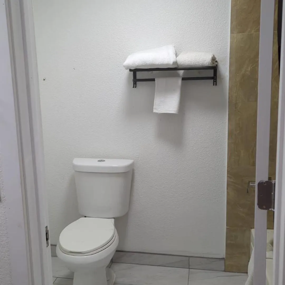Evergreen Inn & Suites Portland (Adults Only) 2*,